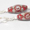 Boucles d'oreilles "Masking" Rouge-gris – Image 2