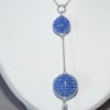 Collier "Two twisty" bleu.